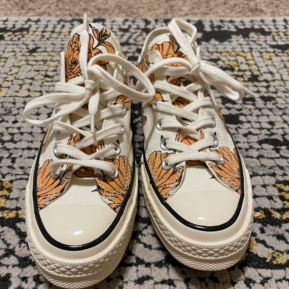 Converse tennis shoes